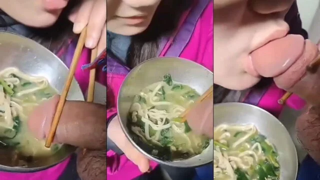 Độc lạ em gái ăn mì còn dùng chim anh chấm vô nước mút